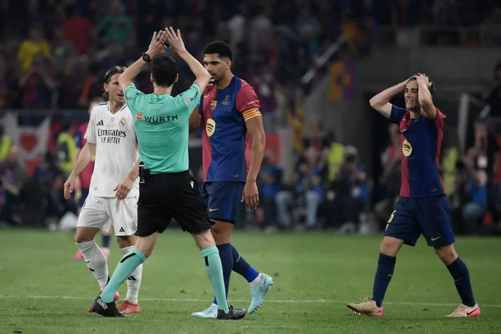 Burgos Bengoetxea döntéseivel nem csak a Real Madrid, a Barcelona játékosai is többször elégedetlenek voltak