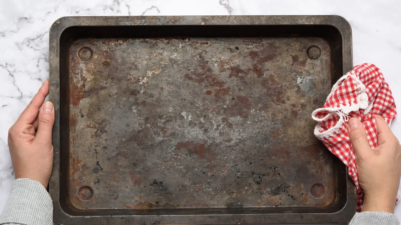 Veszélyes a sötét lerakódás a tepsin?