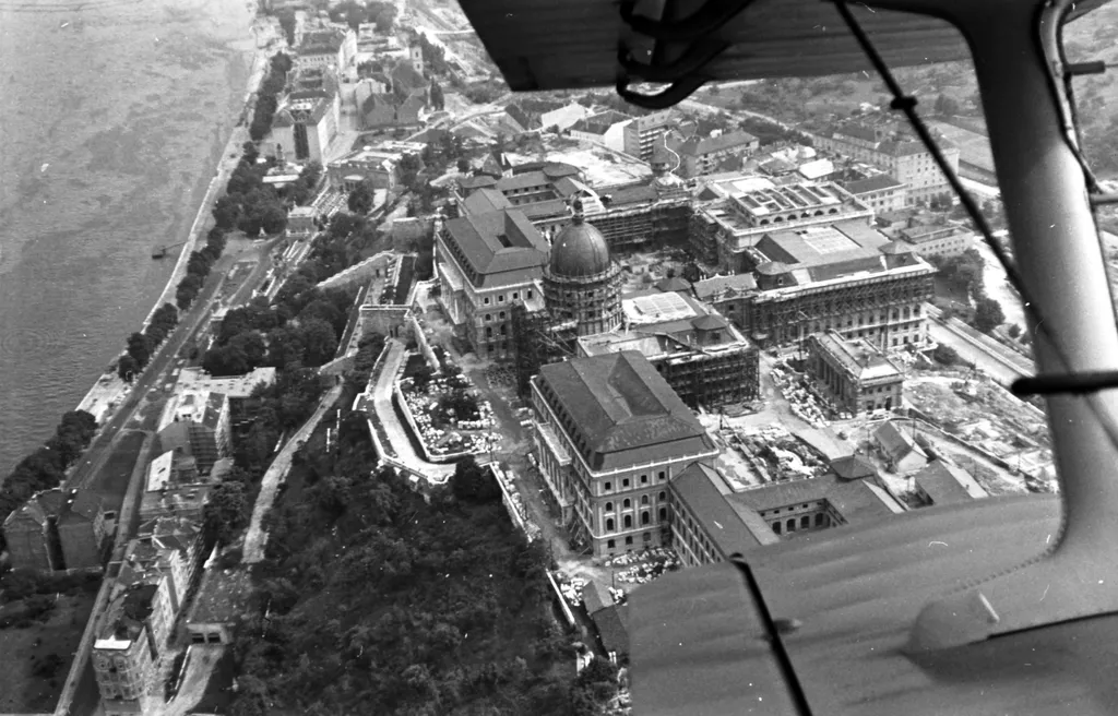 Magyarország,
Budapest I.,
budai Vár
légifotó a Budavári Palotáról (korábban Királyi Palota).
Év
1963