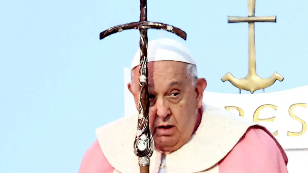 Le pape François lors de sa déambulation dans les rues d'Ajaccio, à l'occasion de sa visite d'une journée en Corse