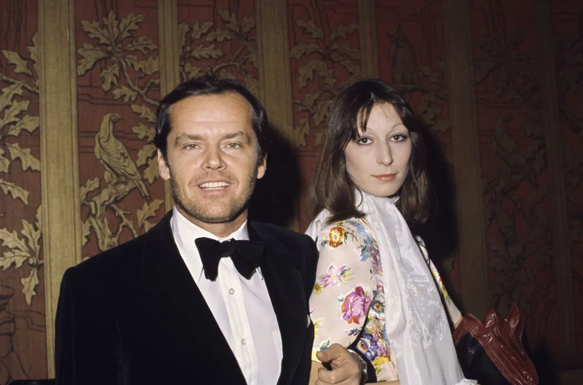 Anjelica Huston a férje nélkül csinálta végig a rákkezelését    RIPOST
