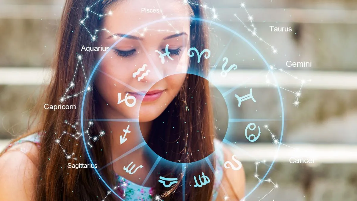 3 csillagjegy Horoscope,Astrology,Zodiac,Illustration,With,Woman,Holding,A,Phone