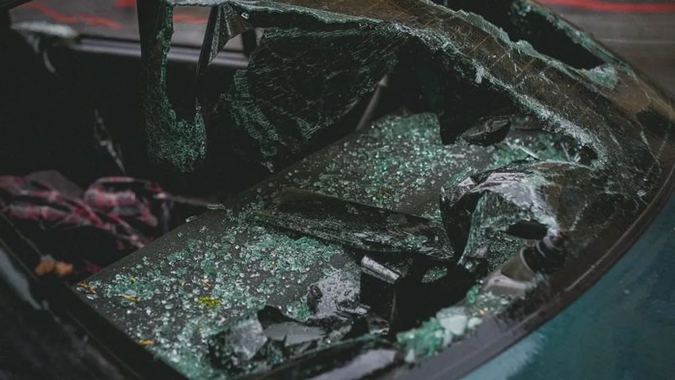  Fának csapódott autójával, meghalt a fia a balesetben