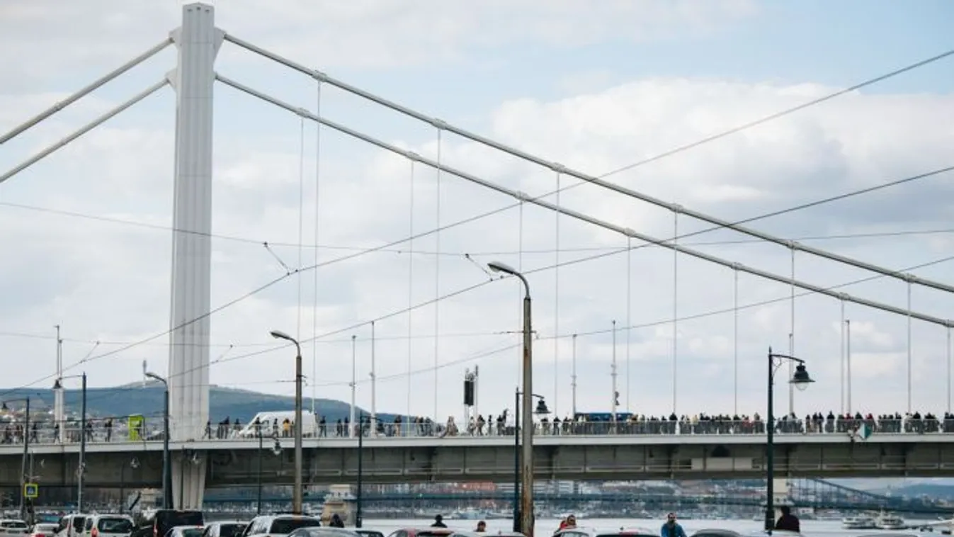 Óriási dugók, mini tüntetés, Hadházy megbénítja a várost