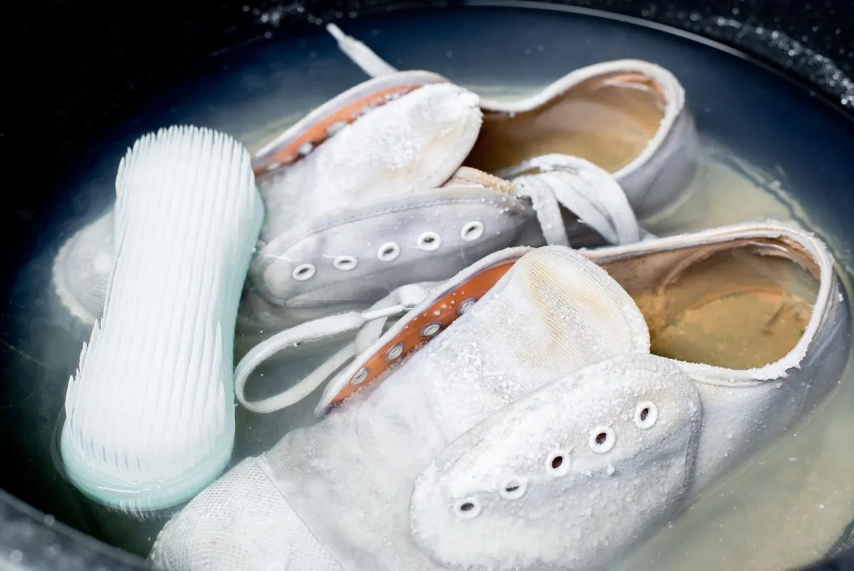 Szórj szódabikarbónát a cipőre White,Sneakers,In,A,Wash,Basin,Soak,With,Washing,Powder,cleaning