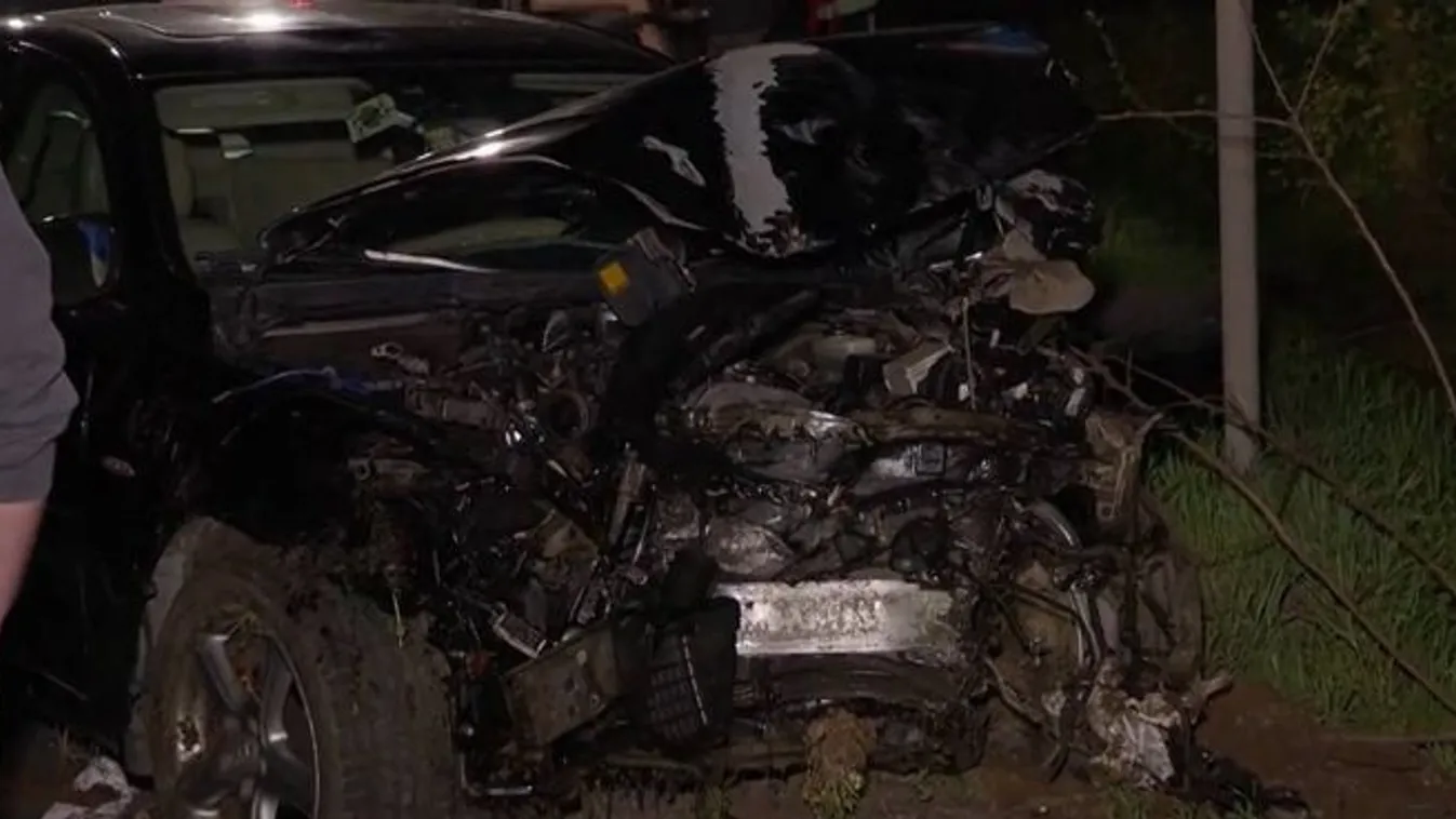 Döbbenetes baleset: két motoros közé szorult az autós