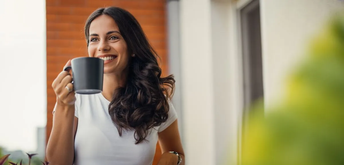 4 élénkítő ital Beautiful,Young,Woman,Relaxing,Over,A,Cup,Of,Tea