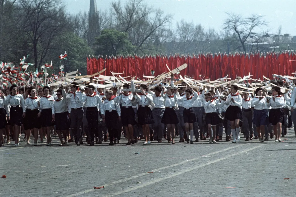 Magyarország,
Budapest XIV.
Ötvenhatosok tere (Felvonulási tér), május 1-i felvonulás.
Év
1964