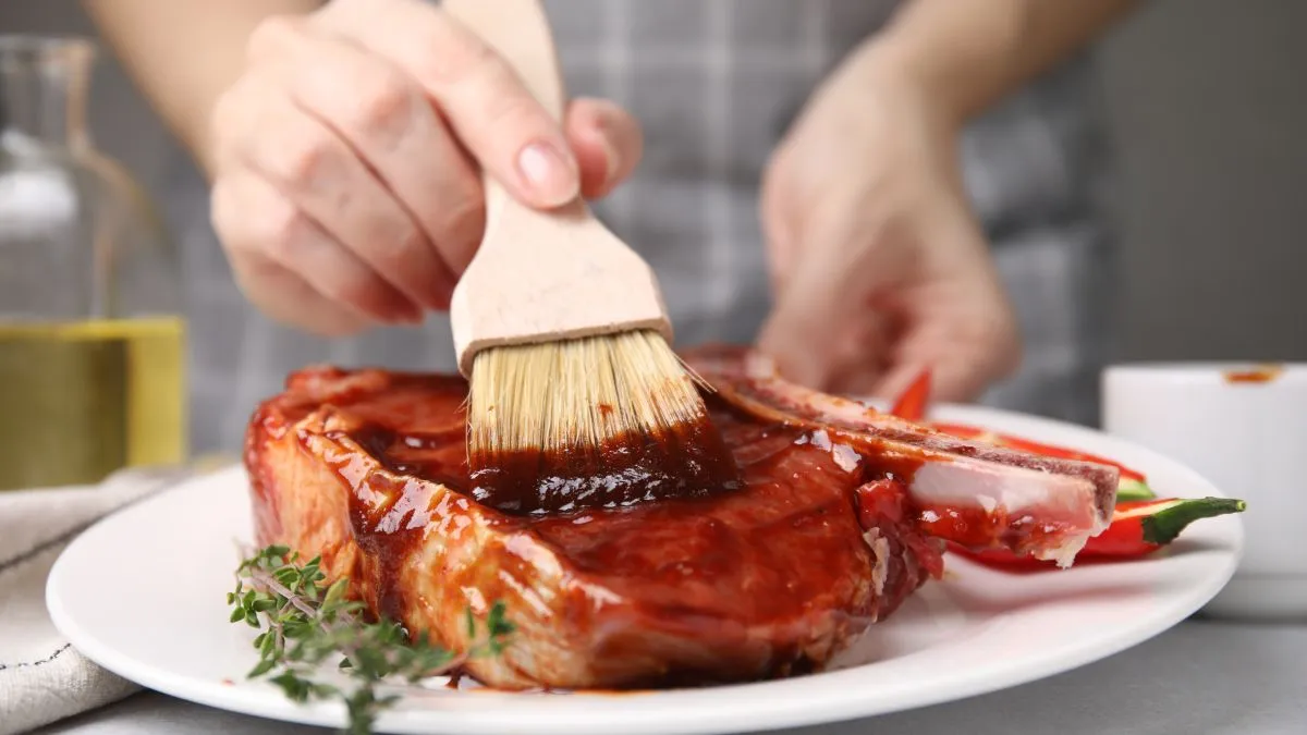 Woman,Spreading,Marinade,Onto,Raw,Meat,With,Basting,Brush,At, tartósítószer, hús,