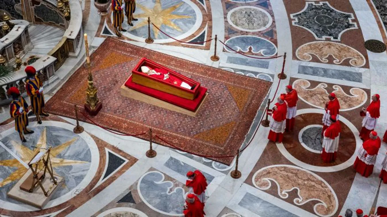 Új szabályokat vezettek be Ferenc pápa ravatalánál