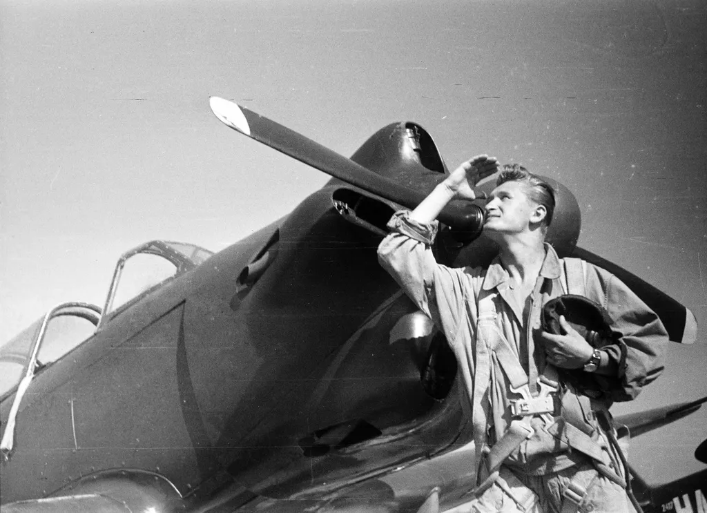 Magyarország,
Tapolca
repülőtér, a pilóta Jakovlev Jak típusú repülőgép előtt áll.
Év
1960