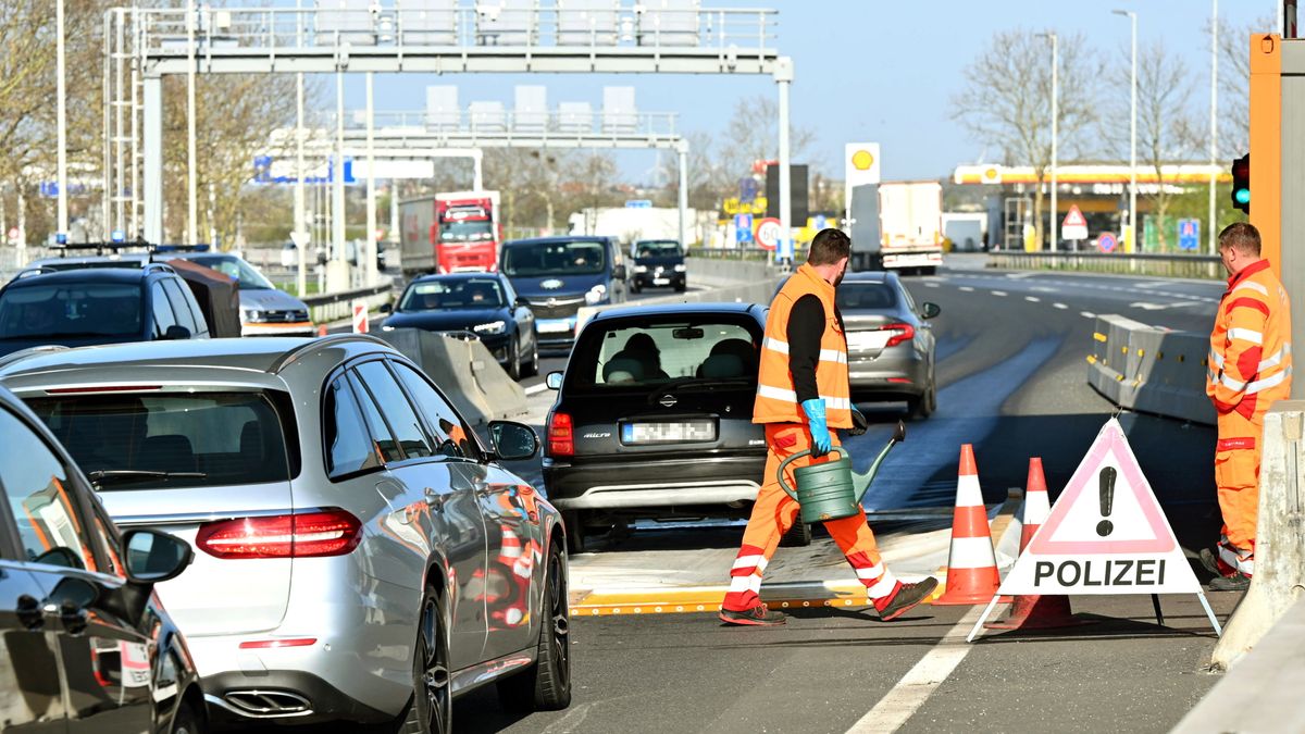 10 kilométeres a kamionsor az M1-es autópályán, a magyar-osztrák határszakaszon
