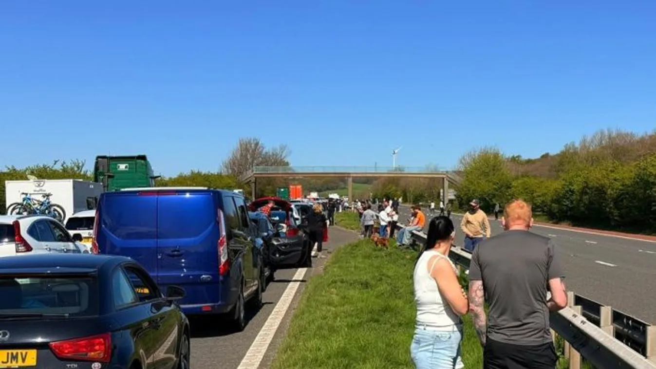 M6-os baleset: 14 éves tini életéért küzdenek, apja sérült