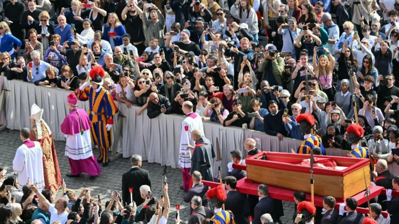 Megrázó videó, nyitott koporsóban viszik Ferenc pápát