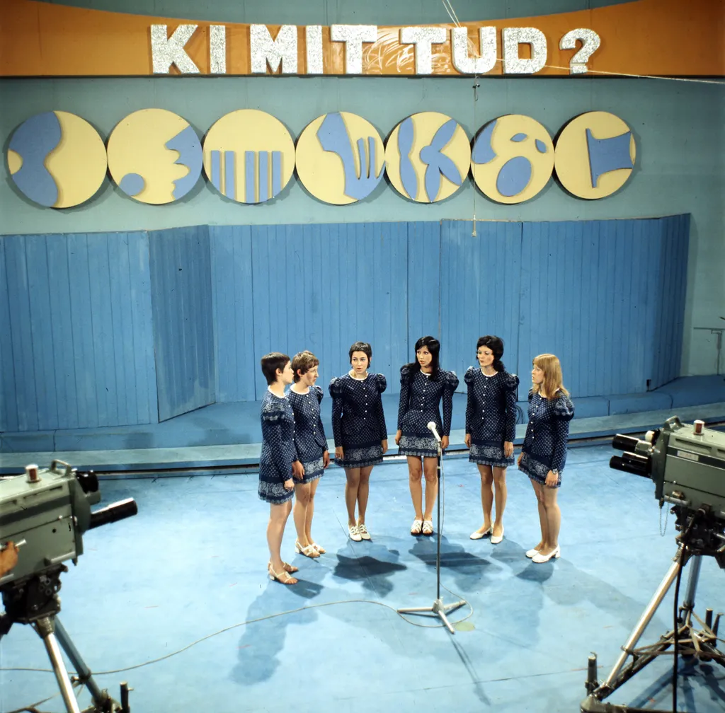 Magyarország,
Budapest VIII.
Golgota út, Ganz-MÁVAG Művelődési Központ, a Magyar Televízió Ki mit tud? 1972. műsora, a vetélkedő döntőjének részvevői, a későbbi nyertes a Tavasz kamarakórus. Tagjai között, balról a negyedok Szűcs Judith énekesnő.
Év
1972