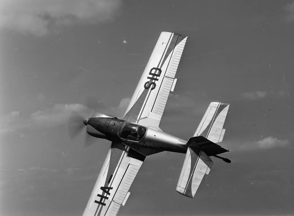 Magyarország,
Békéscsaba
Zlin-50LA típusú repülőgép a város felett.
Év
1984