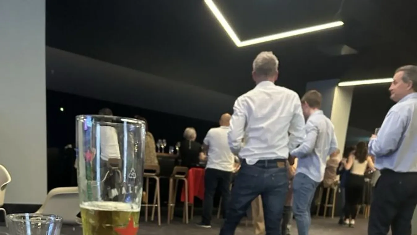 Megint egy VIP páholyban bulizott Magyar Péter