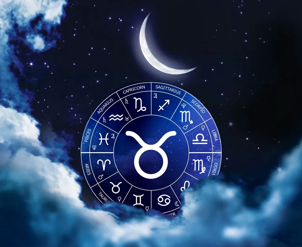 Újhold a Bika jegyében Illustration,Of,A,Crescent,Moon,In,A,Sky,Full,Of