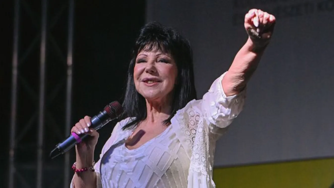 Szűcs Judith tiszta vizet öntött a pohárba