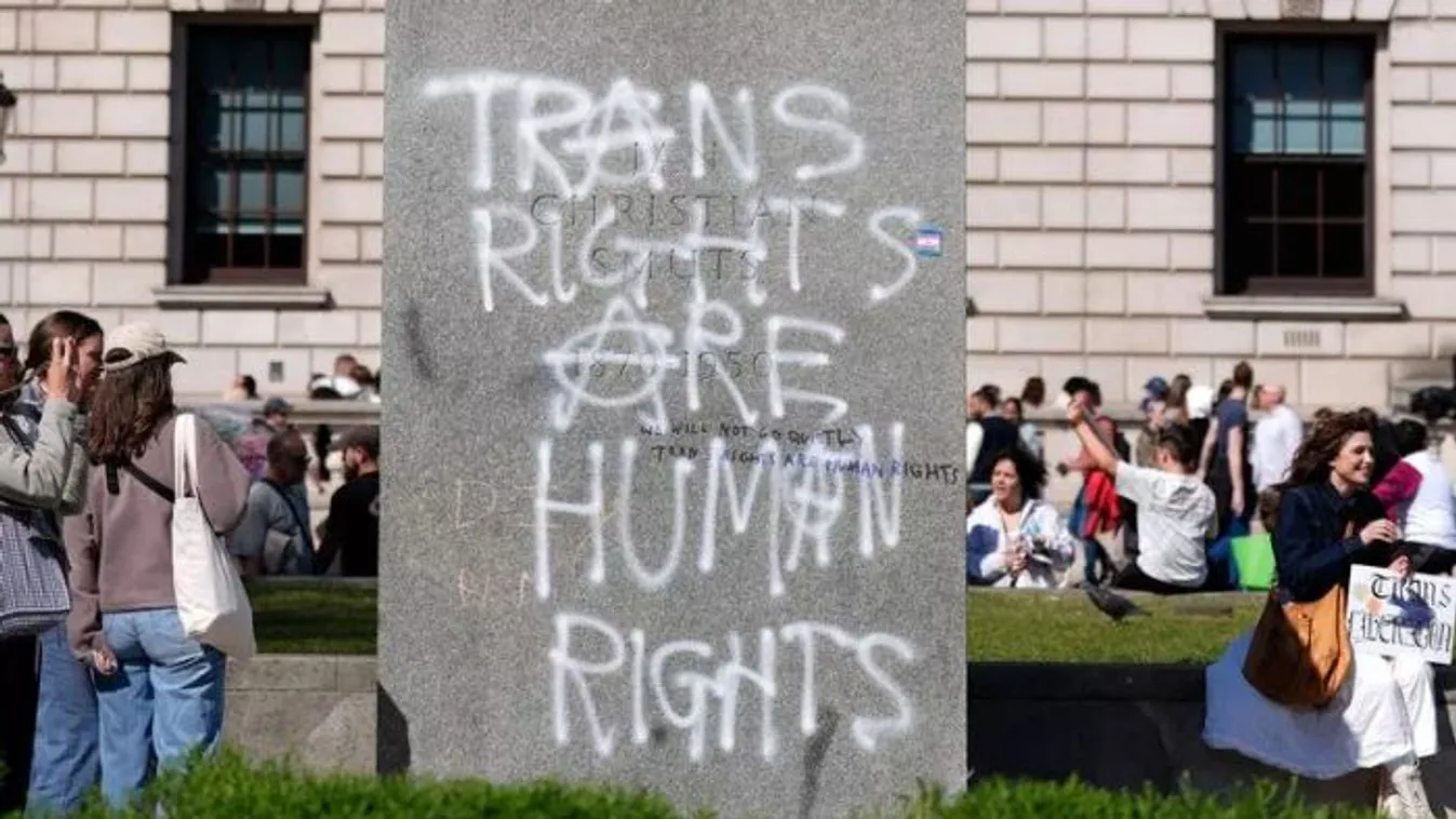 LMBTQ-aktivisták rongáltak meg több szobrot Londonban