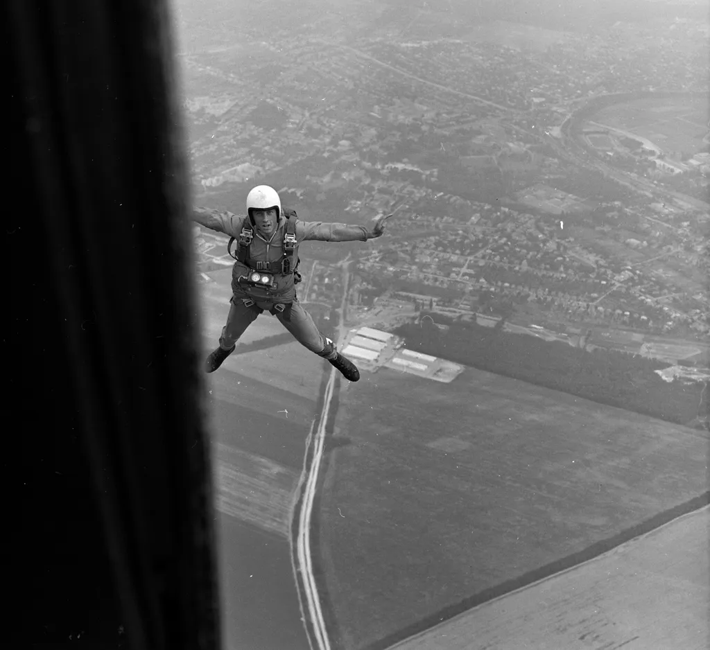 Magyarország,
Gödöllő
légifotó, háttérben a Repülőtéri út, a kép közepén a kastélypark. A magyar ejtőernyős válogatott edzése.
Év
1967
