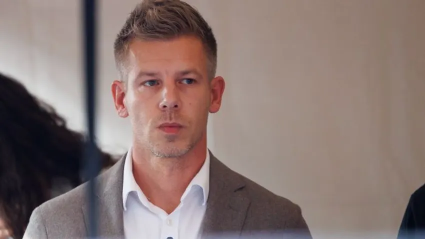 Magyar Péter dirigálta az idősotthon lakóit