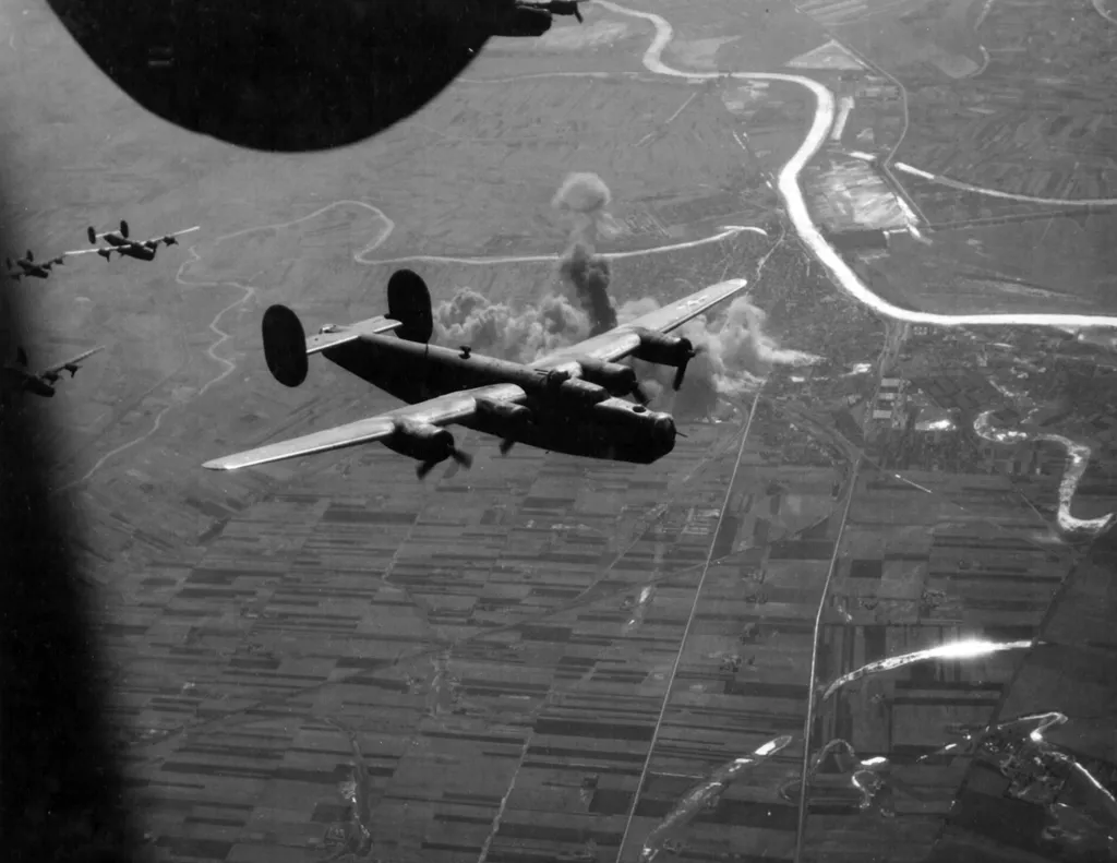 Magyarország,
Szolnok
a vasúti pályaudvar bombázása, Amerikai gyártmányú gép 1944-ben.
Év
1944