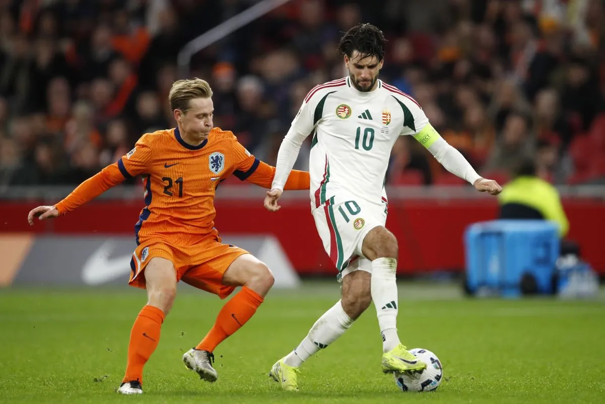 De Jong (balra) és Szoboszlai nemrég a holland-magyar válogatott meccsen csaptak össze - nyártól csapattársak lehetnek Liverpoolban