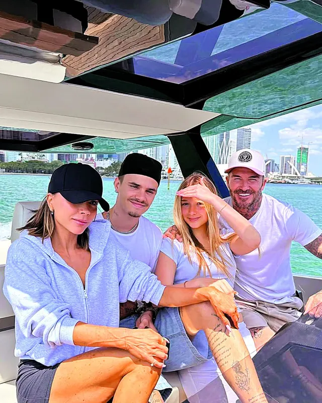 Áll a bál a Beckham családban, nincs béke még mindig Victoria meg a menye között  RIPOST
