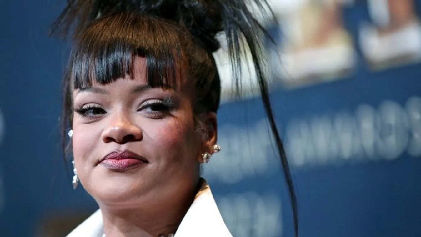 Alig takarja valami Rihanna micsodáját: szexi rózsaszín fehérneműben vonaglik