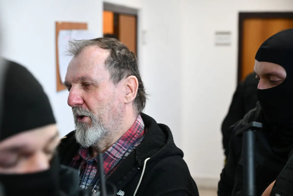 Obvinený atetntátnik Juraj C. na Okresnom súde v Trenèíne