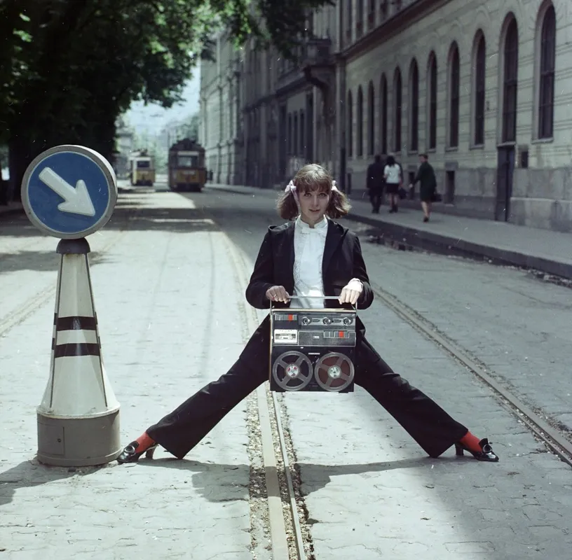 Magyarország,
Budapest I.
a Bem rakpart a Jégverem utcától a Clark Ádám tér felé nézve. Halasi Zsuzsa jelmeztervező a Budapesti Rádiótechnikai Gyár (BRG) M11 típusú kazettás és orsós magnetofonjával.1970
