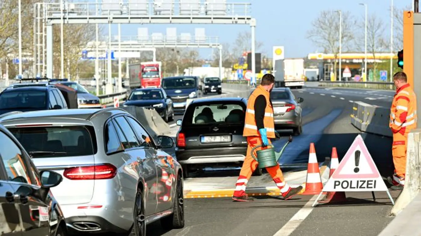 10 kilométeres a kamionsor az M1-es autópályán