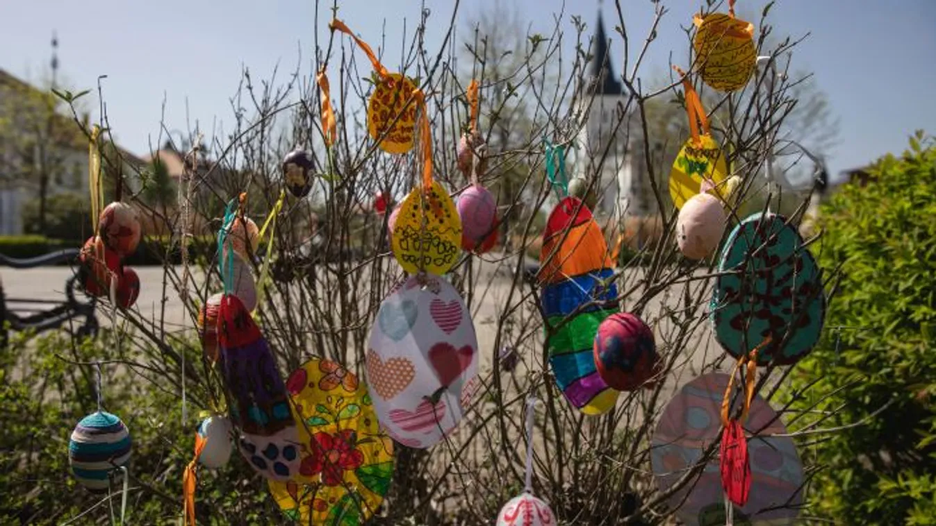 Így kíván áldott húsvéti ünnepeket Pély Barna és családja