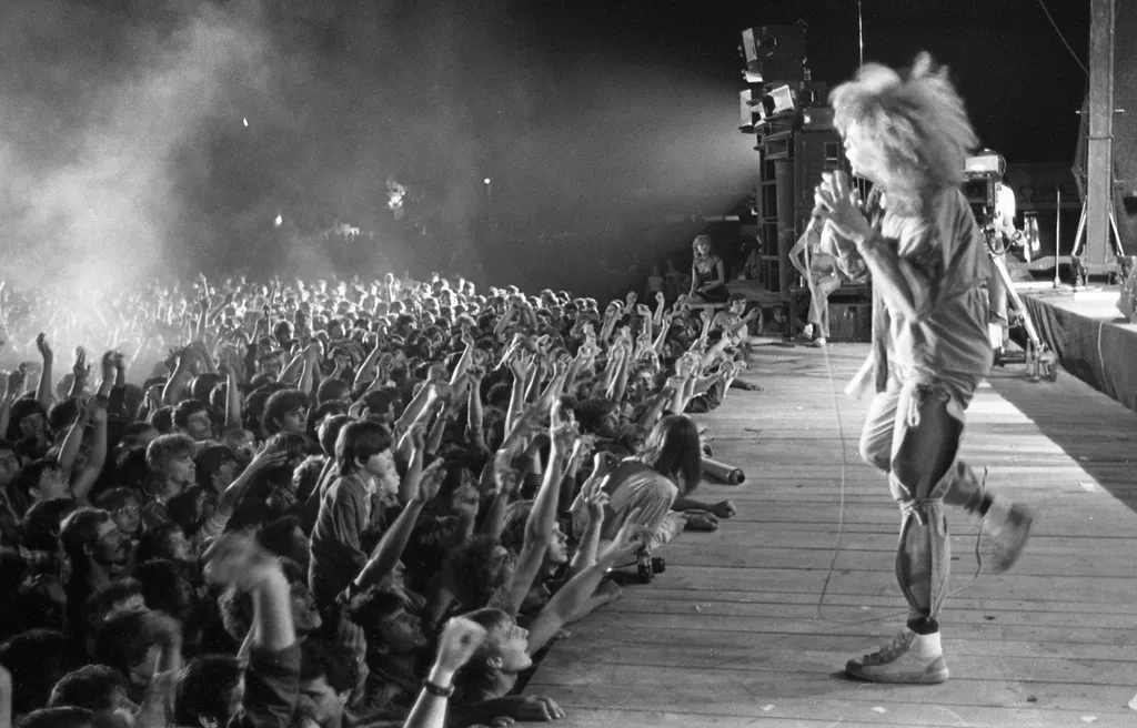 Magyarország,
Miskolc
Népkerti pálya, Jubileumi Rockfesztivál, az Omega együttes koncertje, Kóbor János (Mecky).
Év
1983