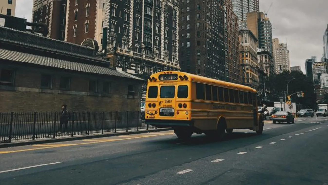 Felborult egy iskolabusz, halálos áldozat is van