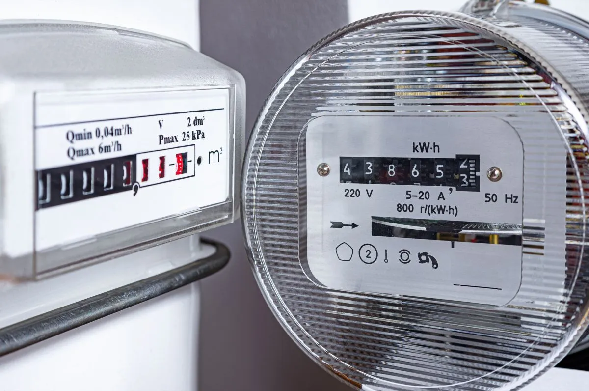 Electric,Meter,And,Natural,Gas,Meter,At,Apartment.,Utility,Bills,