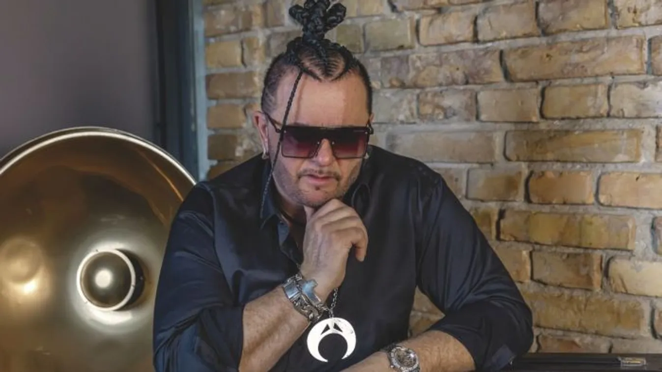 Itt a bizonyíték: egyre súlyosabb Kozso delfinmániája