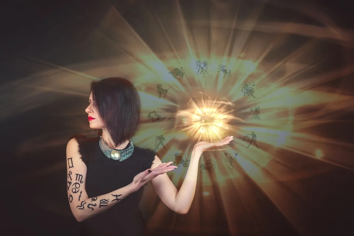 3 csillagjegynek Astrology.,Signs,Of,The,Zodiac,Horoscope.,A,Girl,Holding,A