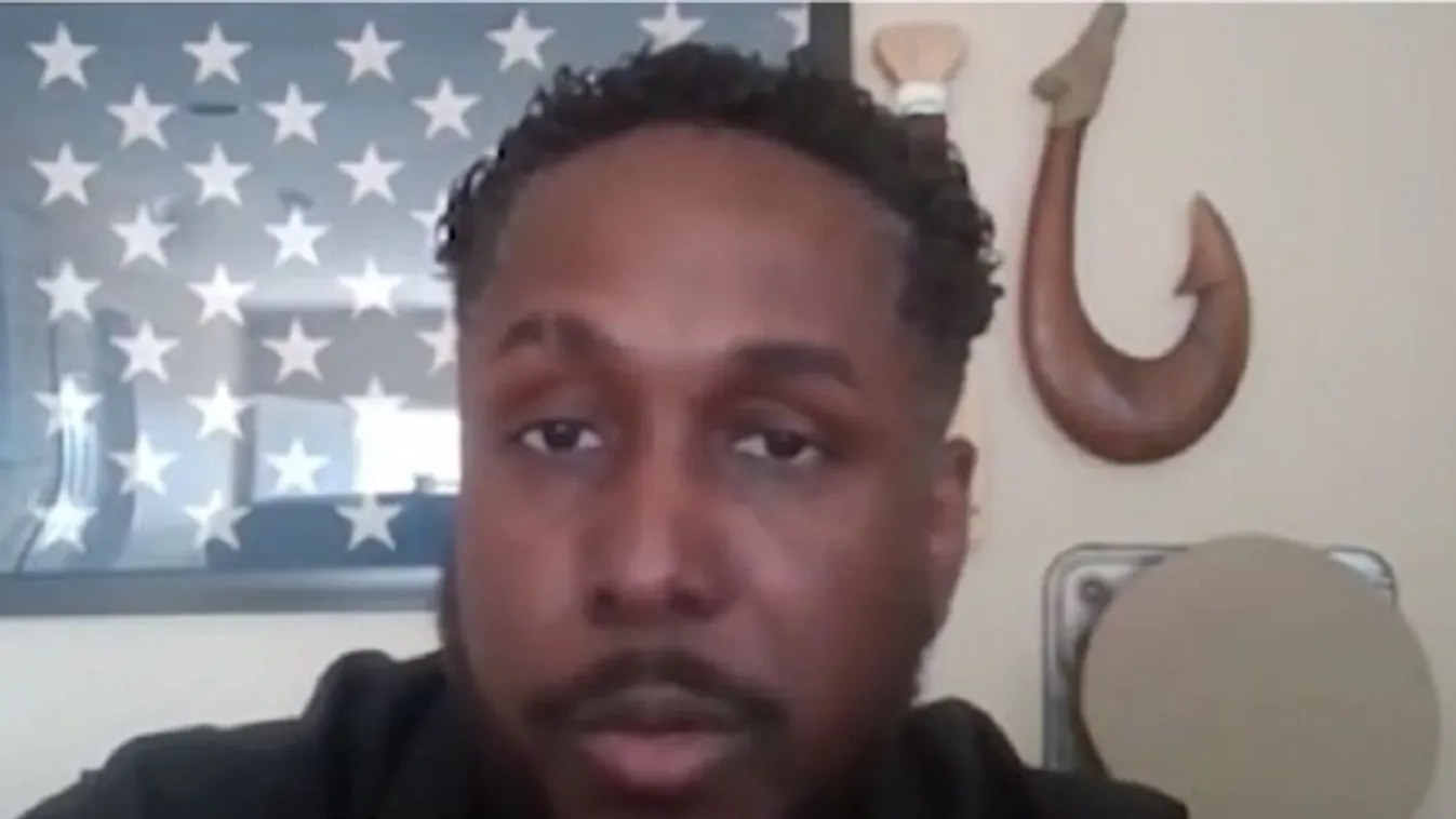 Kitálalt a tengerész az óceánból kiemelkedő UFO-ról