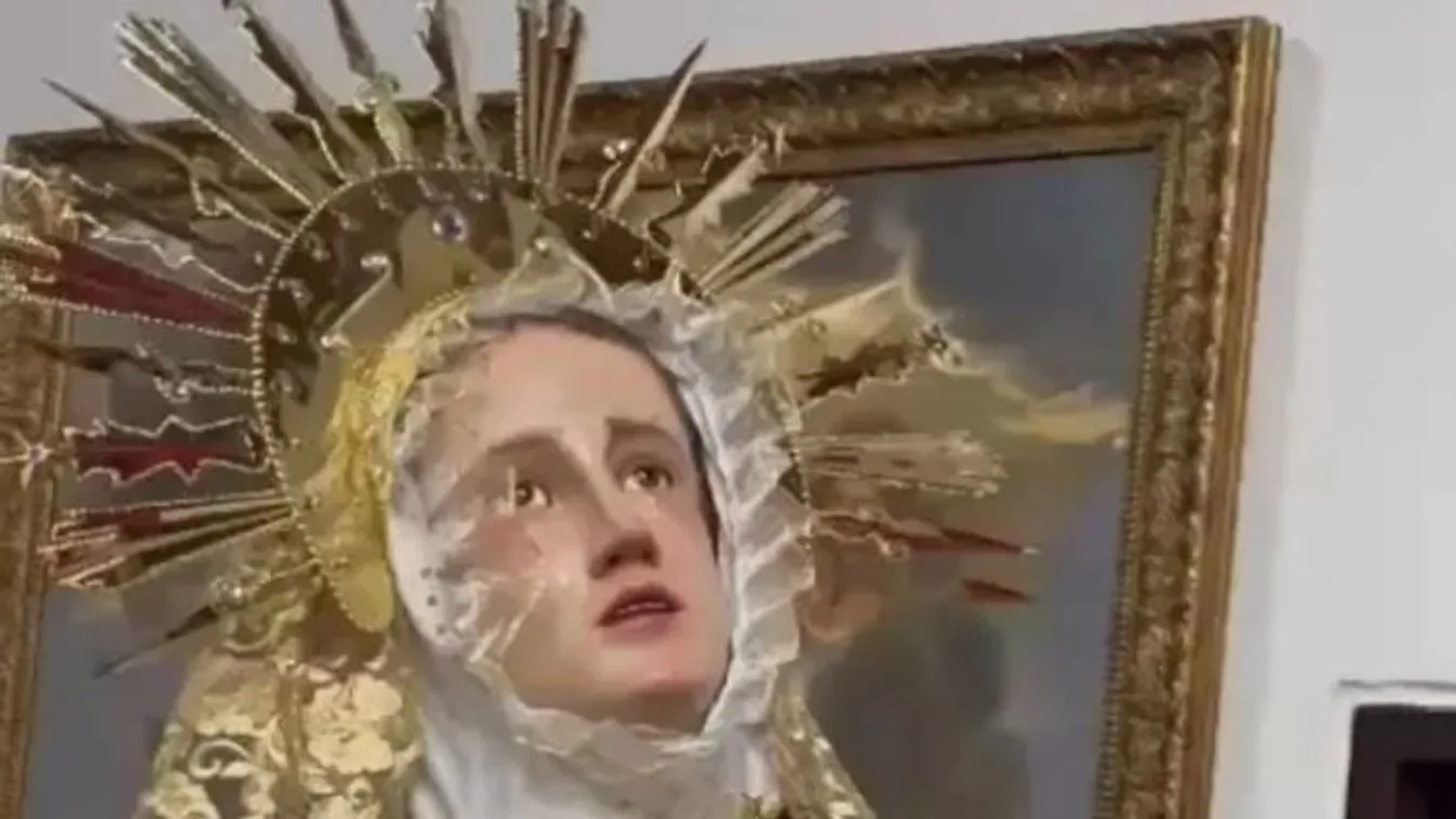 Sírt egy Szűz Mária szobor Ferenc pápa halála előtt