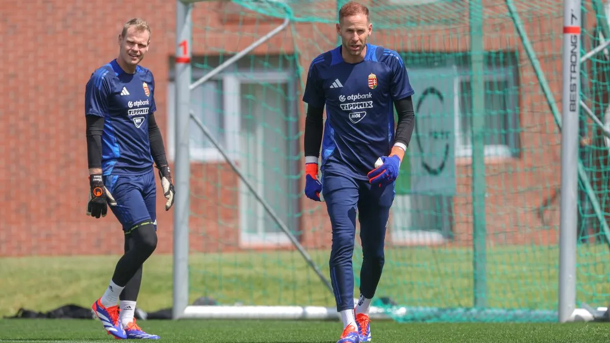 Gulácsi Péter (jobbra) a 7. a toplistán, válogatottbeli vetélytársa, a Fradi-kapus Dibusz Dénes a 100-ba sem került