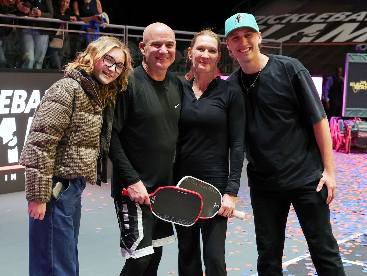 A gyerekeik, Jaz (balra) és Jaden között Andre Agassi és Steffi Graf