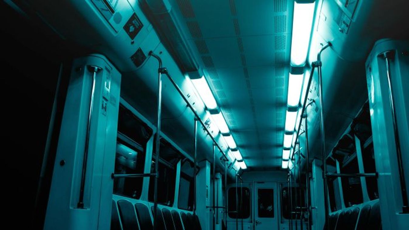 Rálépett a másik lábára, megkéseltek egy férfit a metrón