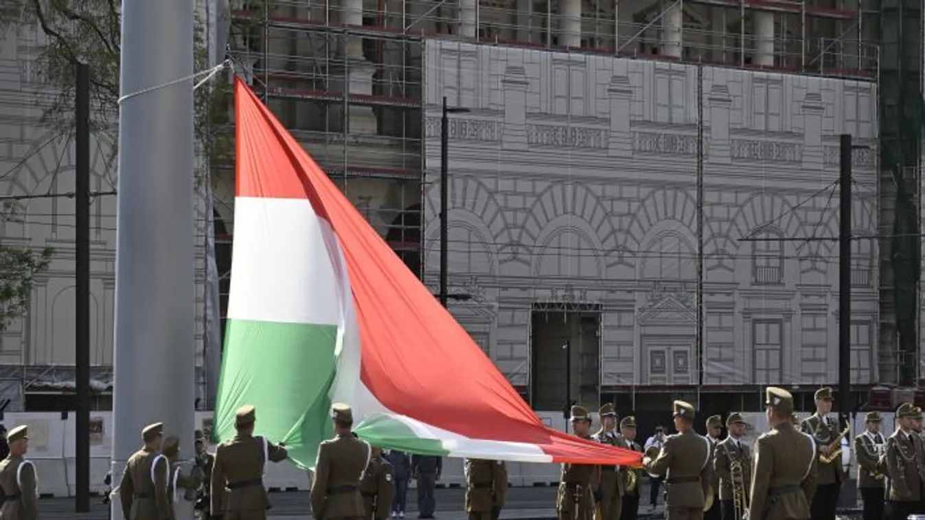 Félárbócra engedték a nemzeti lobogót a Kossuth téren