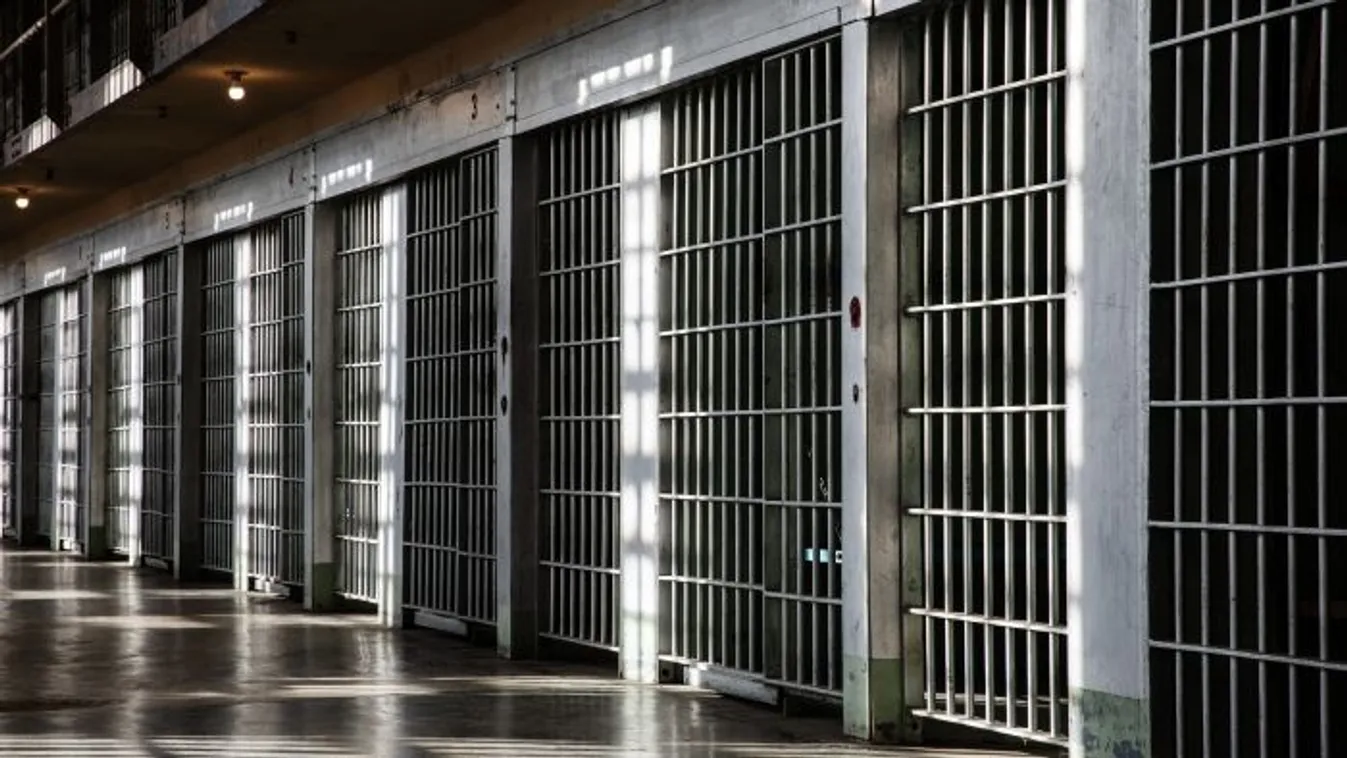 "Szexi börtönőr voltam, akit a rabok ajándékokkal halmoztak el – a feleségeik utáltak engem"