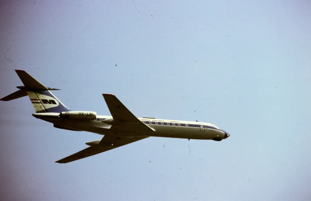 Magyarország,
Budapest XI.,
Budaörsi repülőtér
a felvétel a repülőtér légterében készült. Malév  gáp,
Év
1986