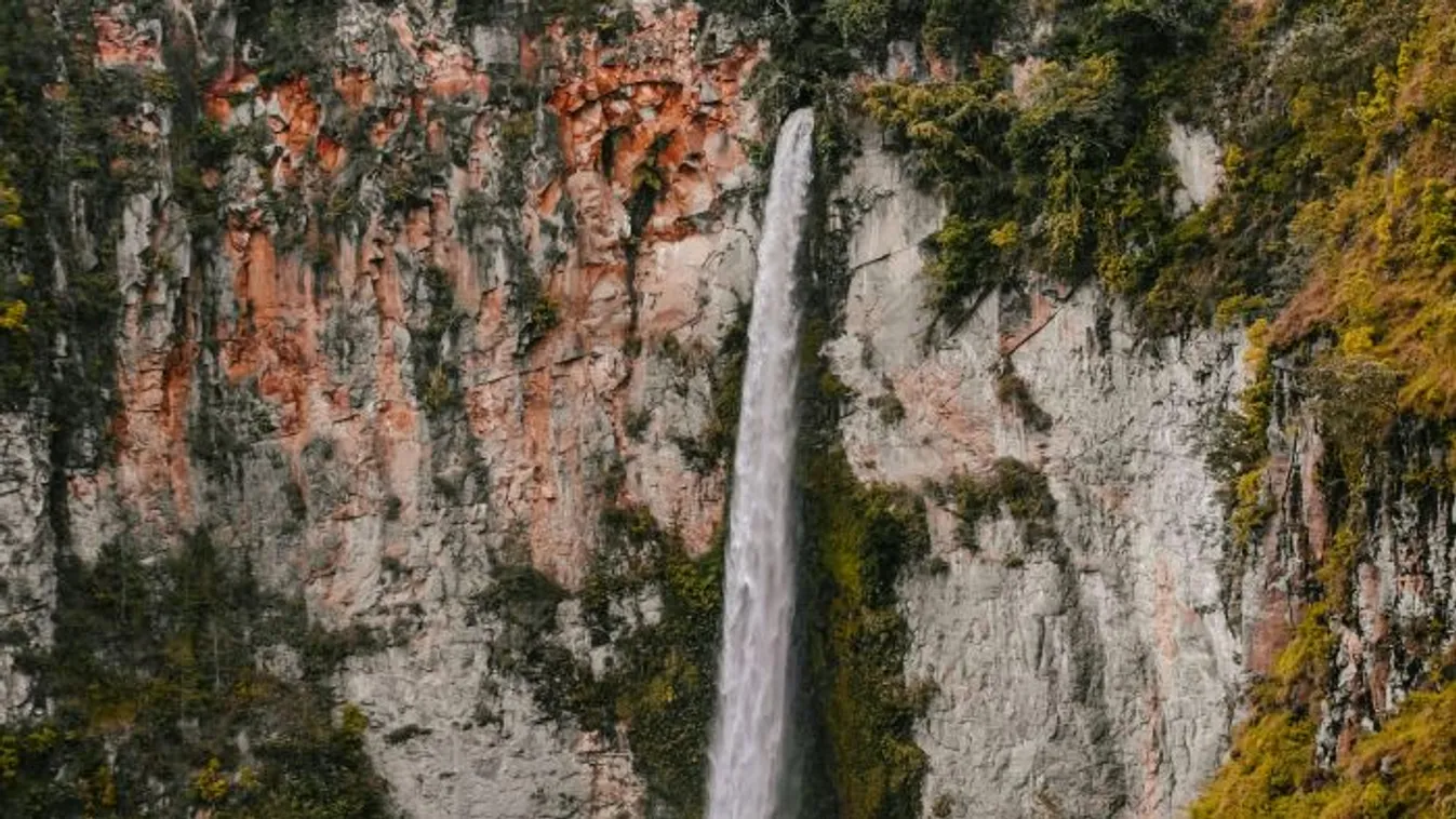 Halálba zuhant egy nő a vízesés tetejéről
