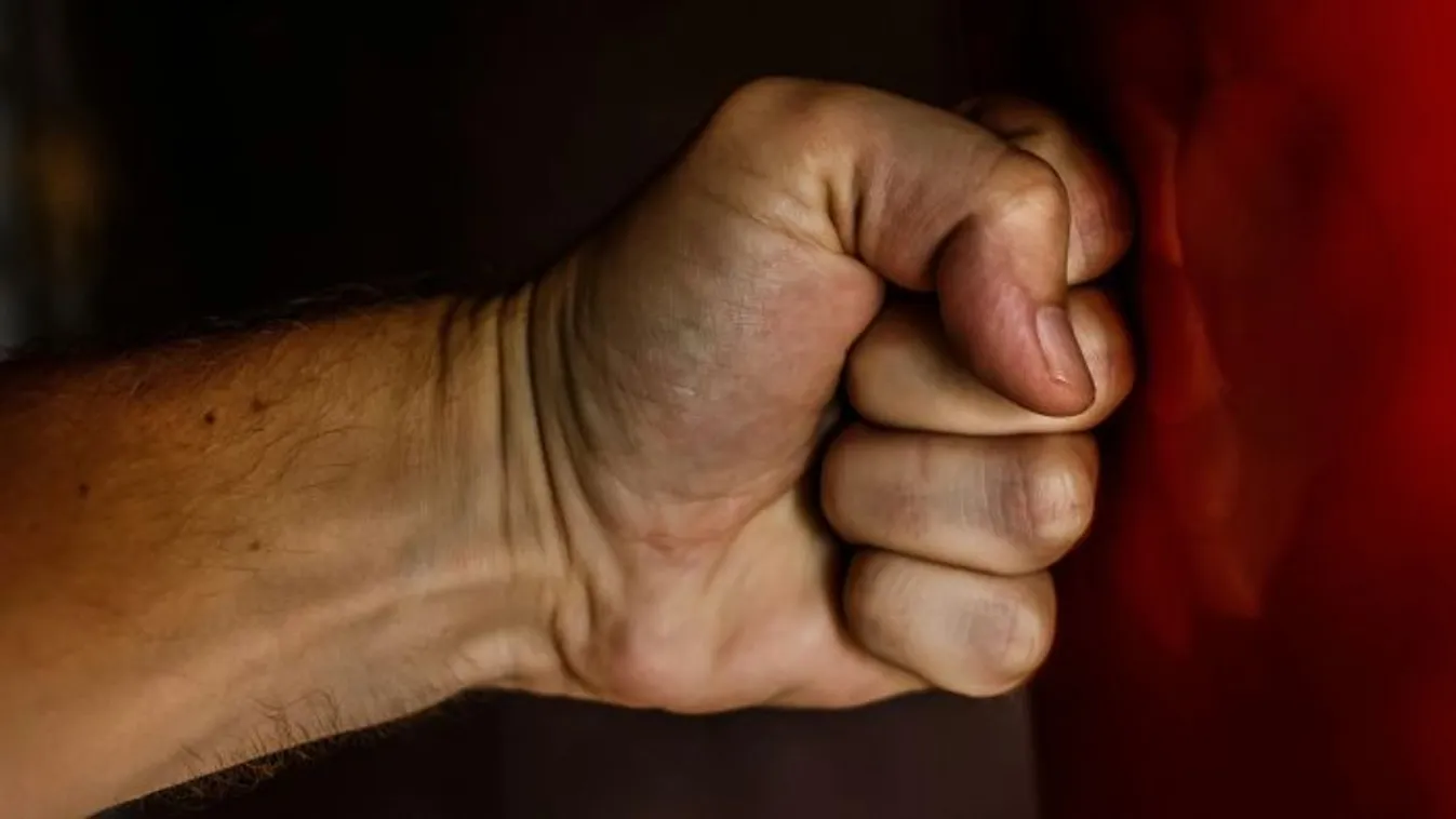 Szoptatás közben bántalmazta barátnőjét egy férfi