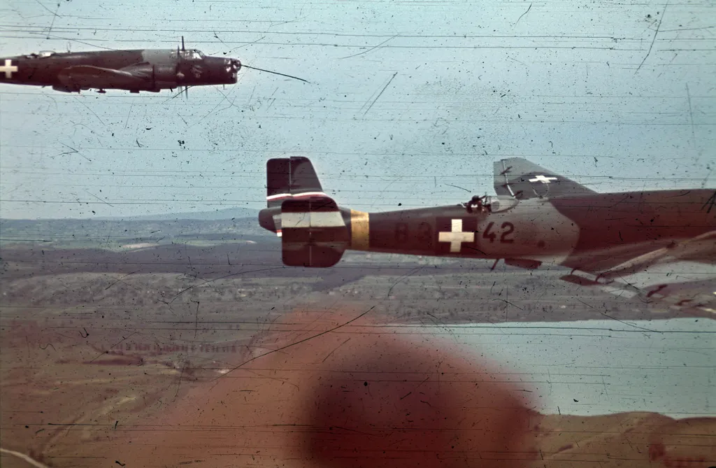 Magyarország
a Magyar Királyi Honvéd Légierő Junkers Ju 86K-2 típusú repülőgépei a Tihanyi-félsziget felett.
Év
1942